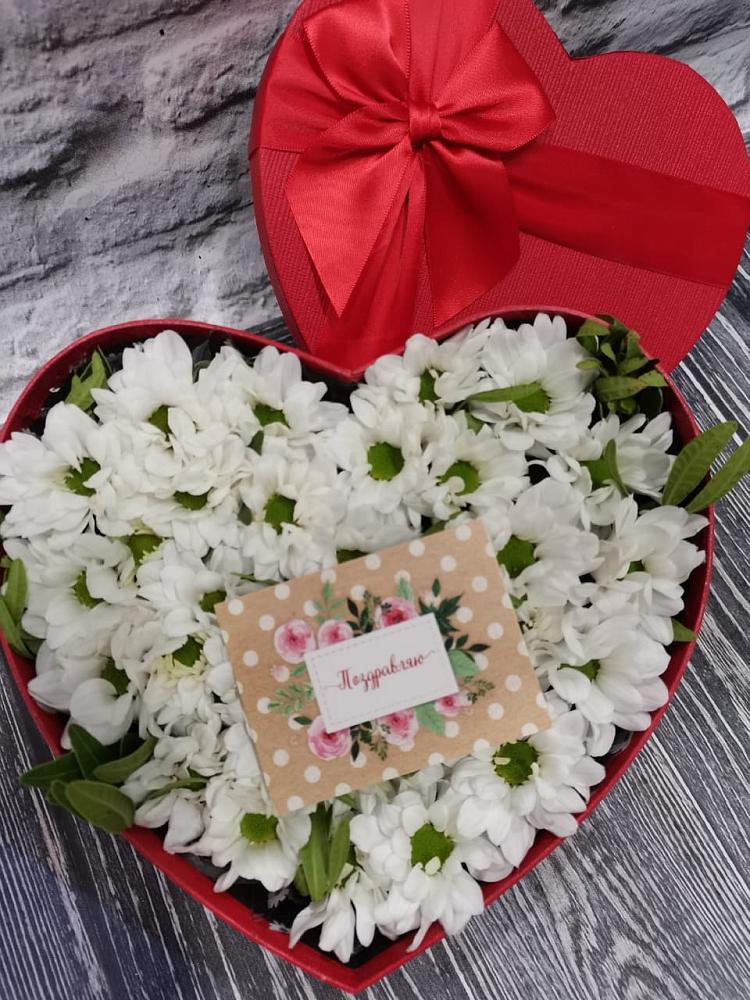 Цветочная композиция из Хризантемы в виде сердца в Узловая