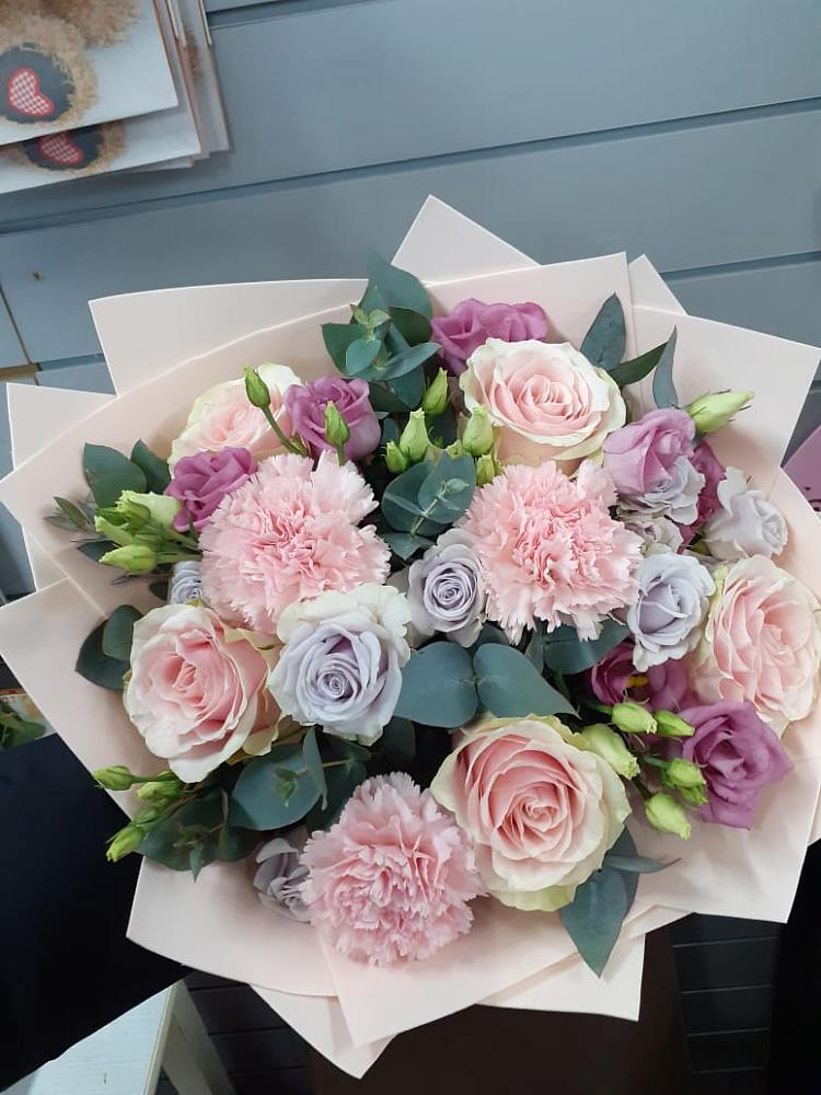 Букет цветов из: Розы, Гвоздики и Лизиантусы в Узловая